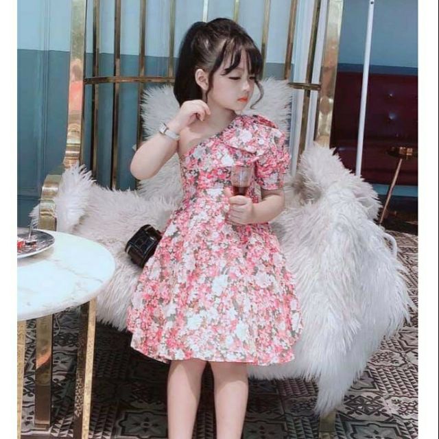 Váy hoa lệch vai bé gái