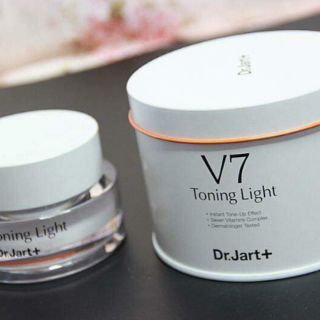 Kem dưỡng da V7 Toning Light