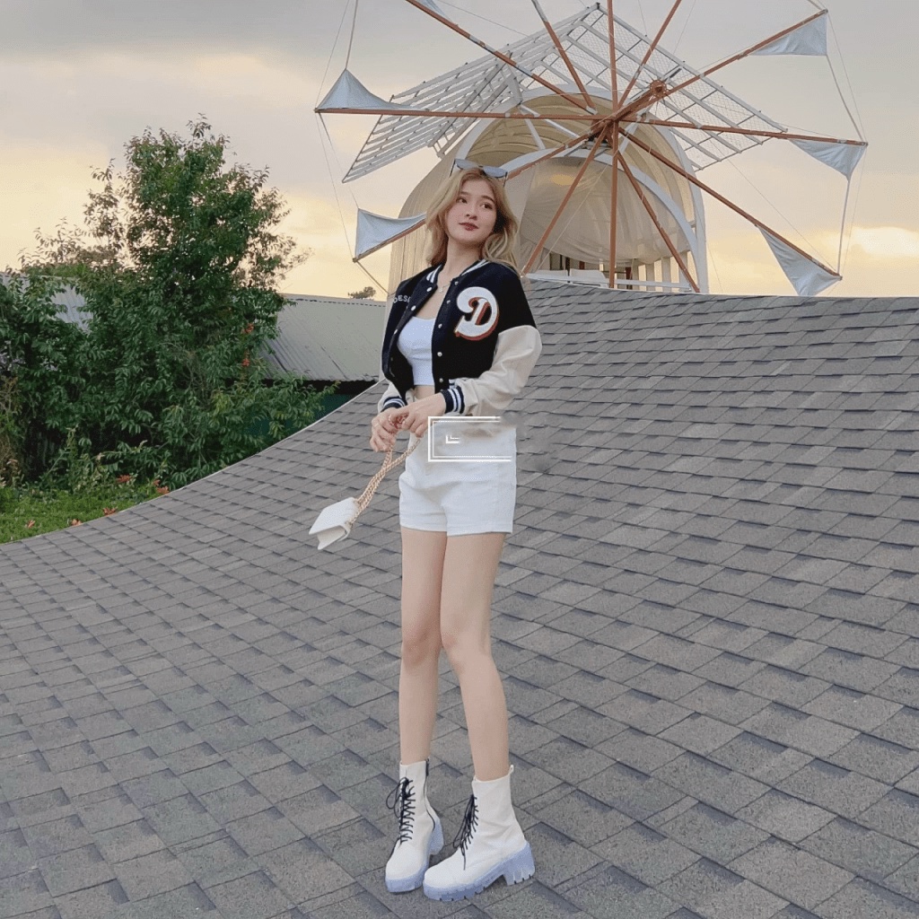 ÁO KHOÁC NHẸ NỮ CÚC BẤM PHONG CÁCH CROPTOP HỌA TIẾT CHỮ D SÀNH ĐIỆU THỜI TRANG