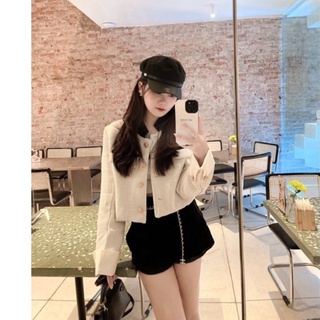 Áo dạ trắng viền đen