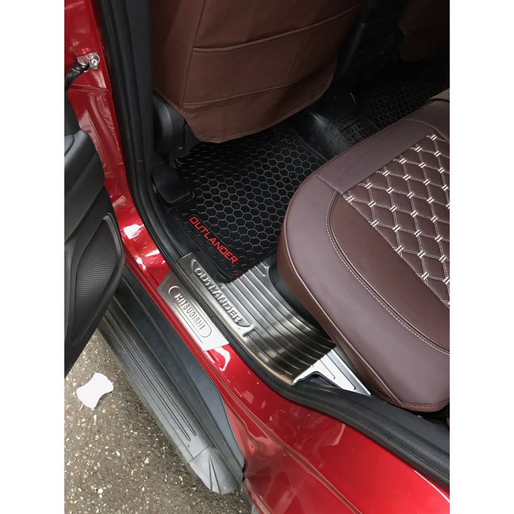 Ốp Bậc Cửa, Nẹp Bước Chân Mitsubishi Outlander 2016 đến 2021 Mẫu Inox Cao Cấp + tặng keo trợ dính