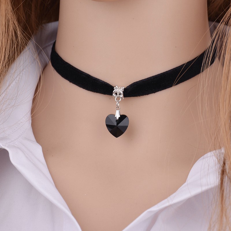 Vòng cổ choker vải ren mặt trái tim đính từ pha lê