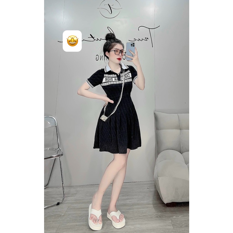 Đầm cổ bẻ tay ngắn in chữ đì o trước dưới xếp ly xòe cực xinh , chất thun gân mềm mịn