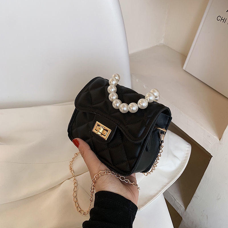 Túi đeo chéo nhỏ phối ngọc trai phong cách xuân hè 2022 sành điệu