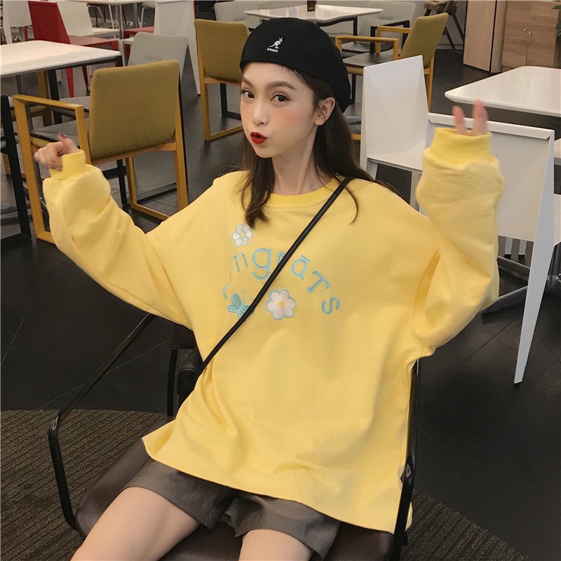 Áo thun IELGY cổ tròn dáng rộng thêu hình hoa trang trí thời trang dành cho bạn nữ