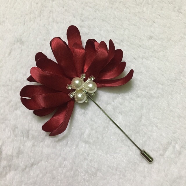 Trâm cài áo hoa cúc đỏ