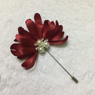 Trâm cài áo hoa cúc đỏ
