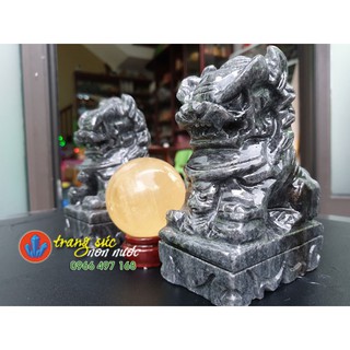 Tượng kỳ lân đá trấn thạch