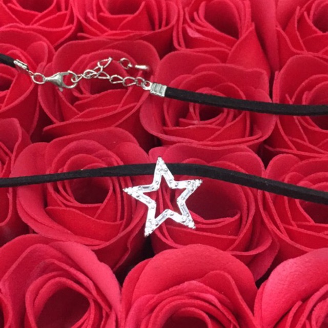 Vòng cổ chocker đen phối họa tiết khoá bạc