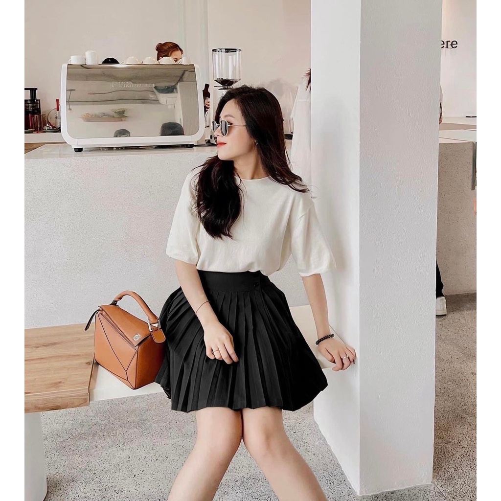 Chân váy xếp ly li dáng ngắn 2 màu kèm quần đính cúc lệch V2721 Aholic