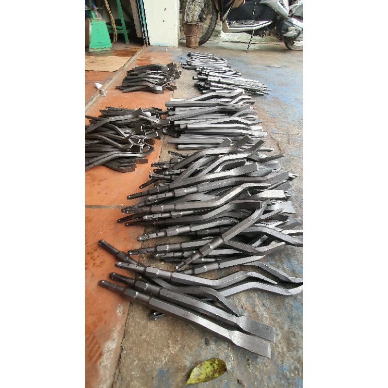 Đục chặt dây đồng.