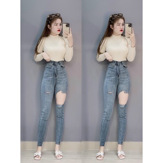 Quần bò rách to ở đùi màu xanh nhạt dáng ôm