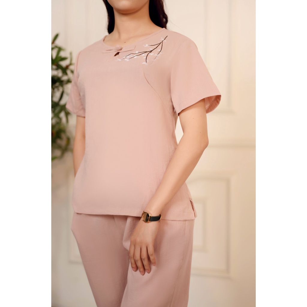 Áo nữ.Họa tiết thêu hoa cao cấp. Chất vải đũi co giãn nhẹ.Thích hợp mọi lứa tuổi