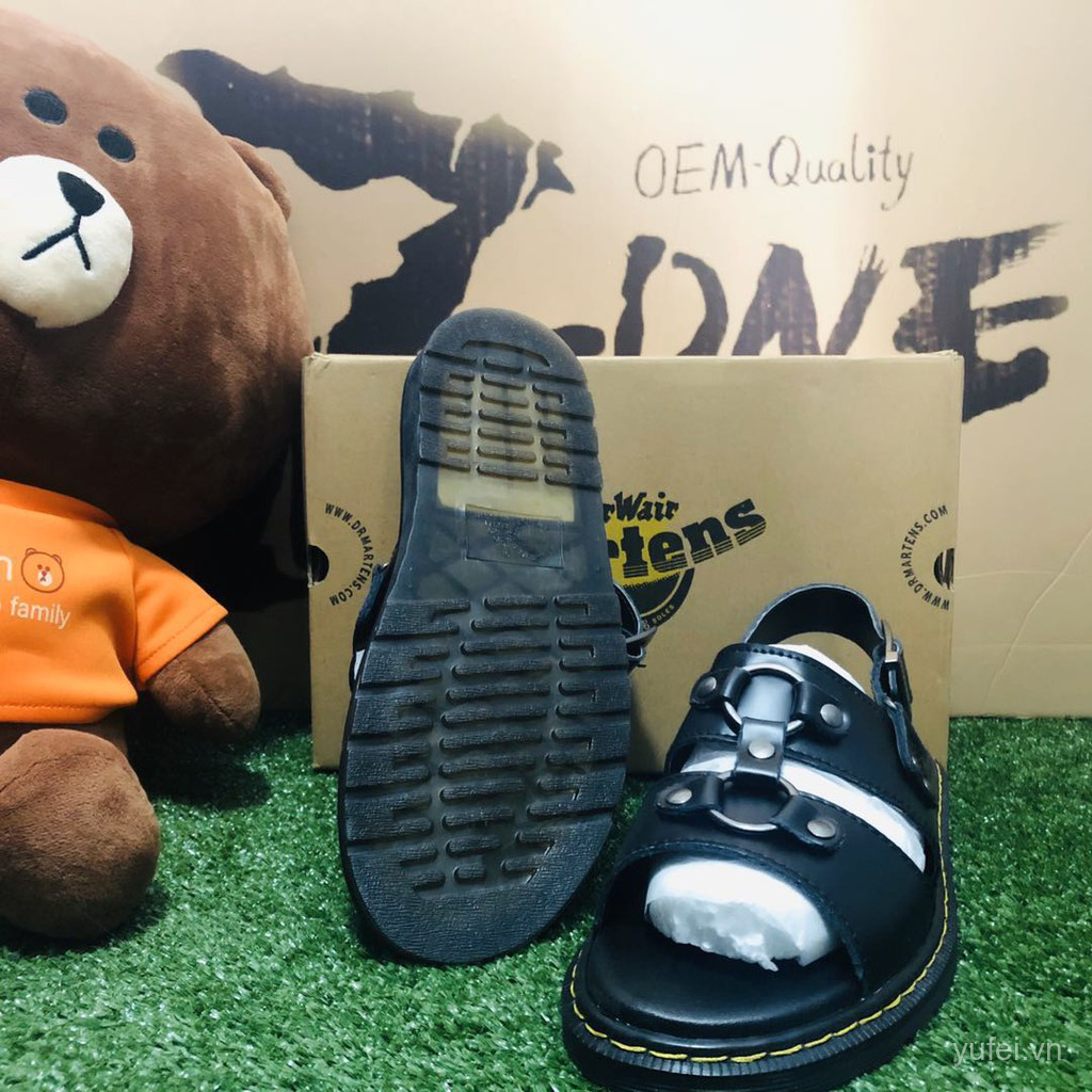 DR. MARTENS Xăng đan Nam Nữ Quai Kim Loại Phong Cách Roman Màu Đen 1app