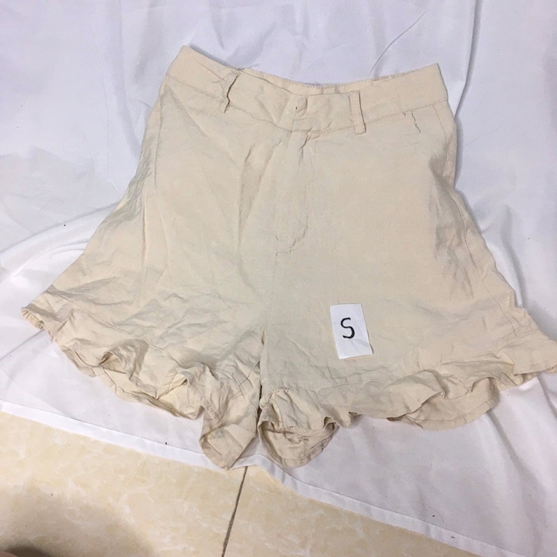 Quần sóc ( hàng si) màu be size s mới 97% cạp cao