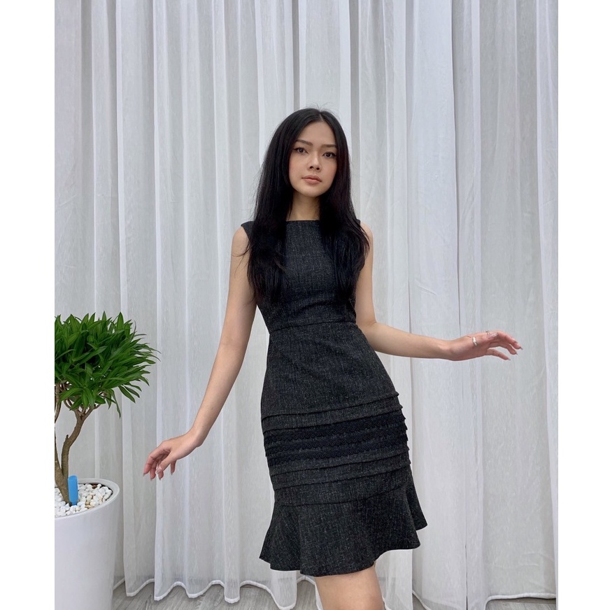 Đầm Ngắn Dáng Chữ A Đuôi Cá Cổ Tròn Sát Nách CQA Boutique CQA0007 Màu Đen Phối Họa Tiết Ren Xinh Xắn Chất Vải Woven CCấp