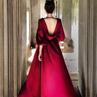 Váy maxi đỏ dáng dài xẻ tà bèo nhún hở lưng cổ tim cổ chữ V tay dài tay bồng xẻ chân