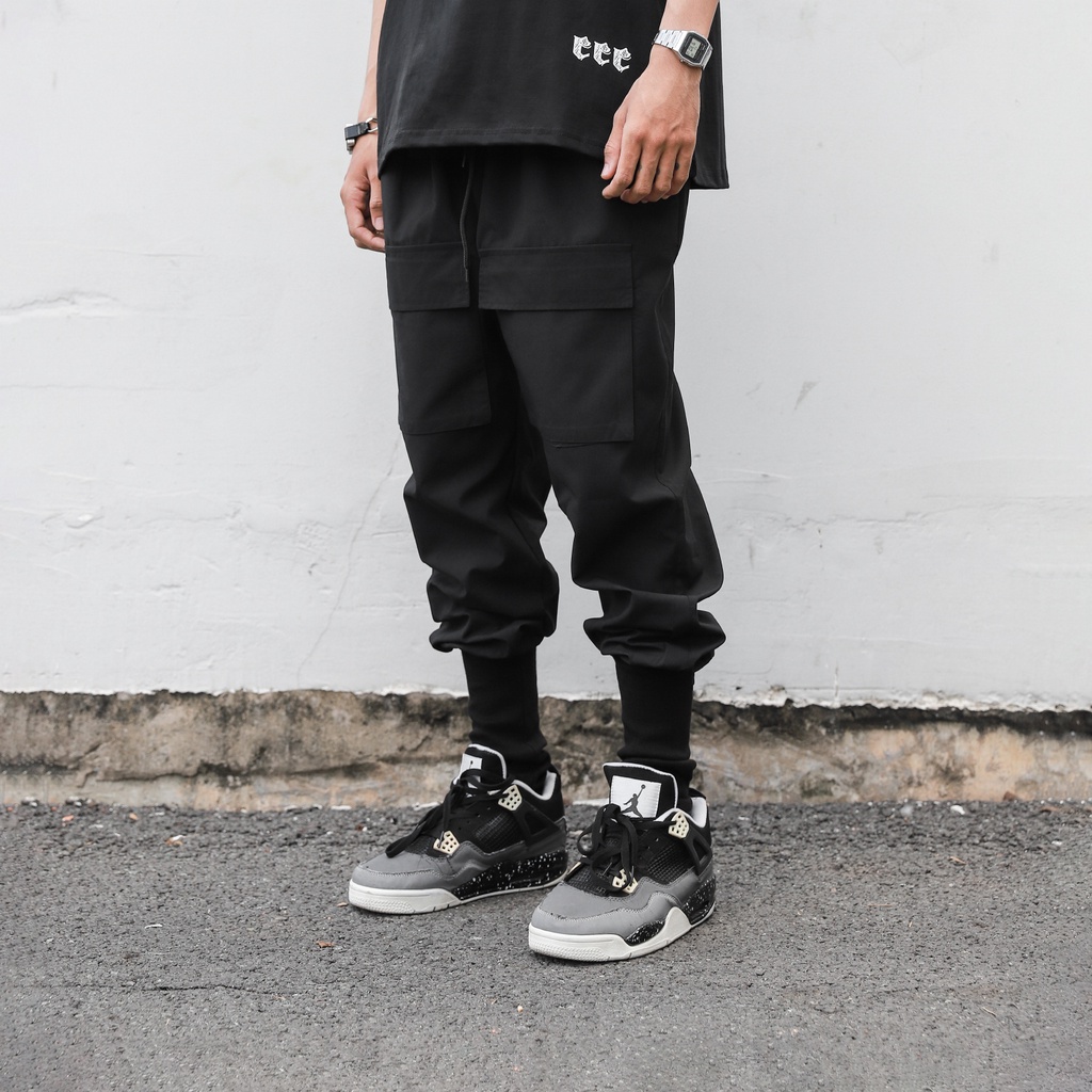 Quần Jogger Màu Đen Chất Liệu Polyester Vải Dù Có Bo Dài Lưng Thun Hai túi Hộp Hai Bên