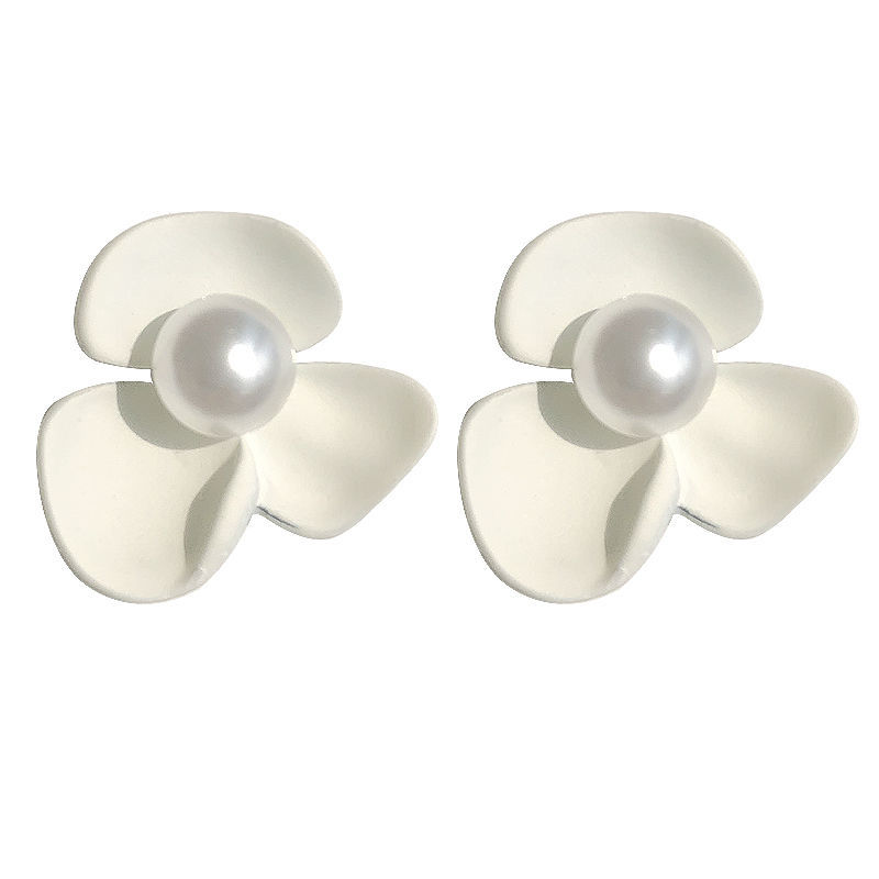 Khuyên tai nữ kiểu dáng xinh xắn hợp thời trang