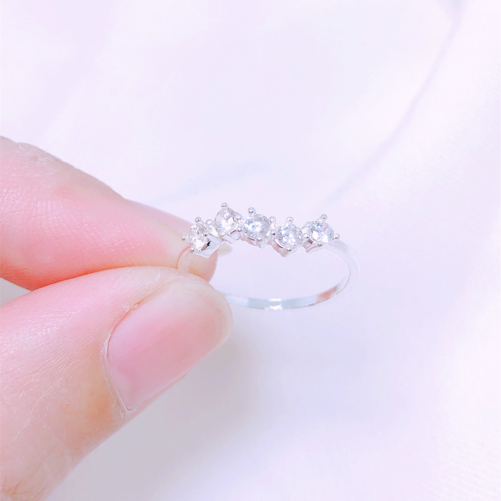 Xả nhẫn sóng gắn đá chất liệu bạc ta xinh xắn