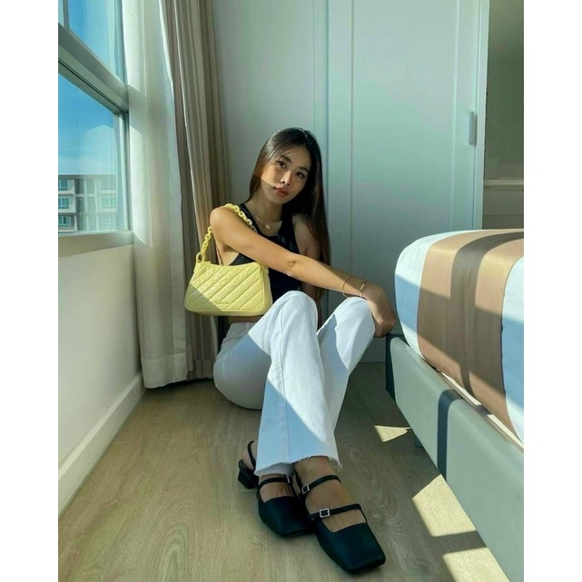 Túi CHARLES & KEITH sành điêuj với chi tiết dây xích