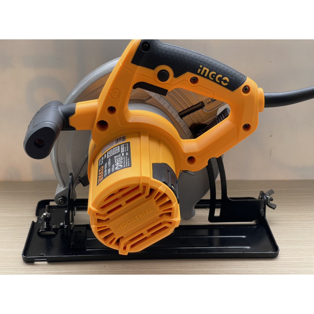 Máy Cưa Đĩa Tròn 1600W INGCO 185m CS18568 Cắt sâu và cắt nghiêng
