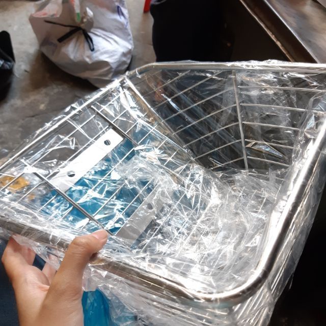 Rổ xe inox loại 1 kèm 3 ốc. Đủ cho các loại xe.