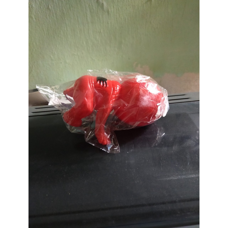 Người nhện bám đuôi xe