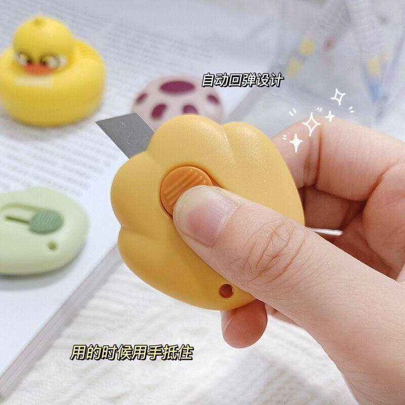 ⭐ iLado ⭐ 【1 PC】 Dao tiện ích dao mini dấu chân mèo xinh xắn Dao Rọc Giấy Bỏ Túi Mini móc khoá cute anime In Họa Tiết Hoạt Hình chất lượng cao Tiện Lợi Cuộn Rút dụng cụ mở thùng carton trang trí di động cute