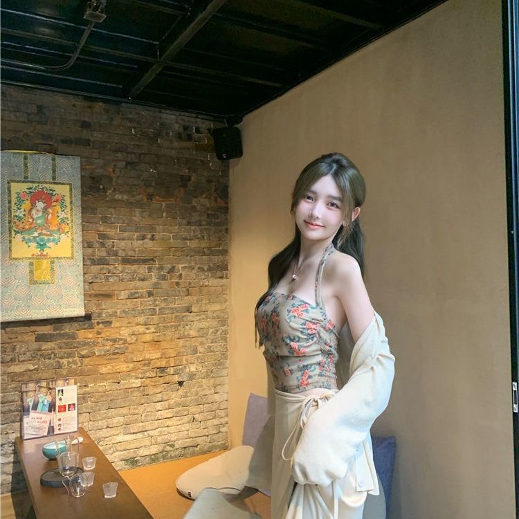 Áo Hai Dây Cổ Yếm In Họa Tiết Hoa Phong Cách Pháp Thời Trang Mùa Hè Quyến Rũ Cho Nữ