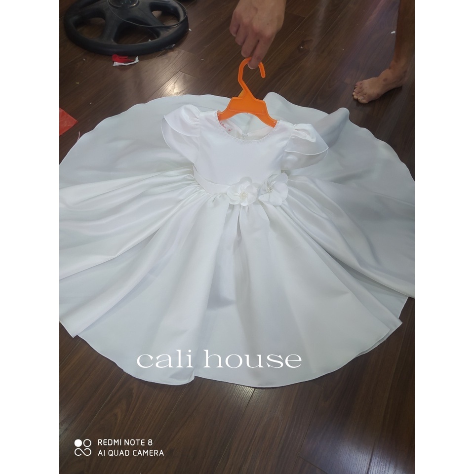 Đầm váy công chúa cho bé gái, kiểu dáng váy baby doll cho bé gái với mầu váy trắng cho bé.