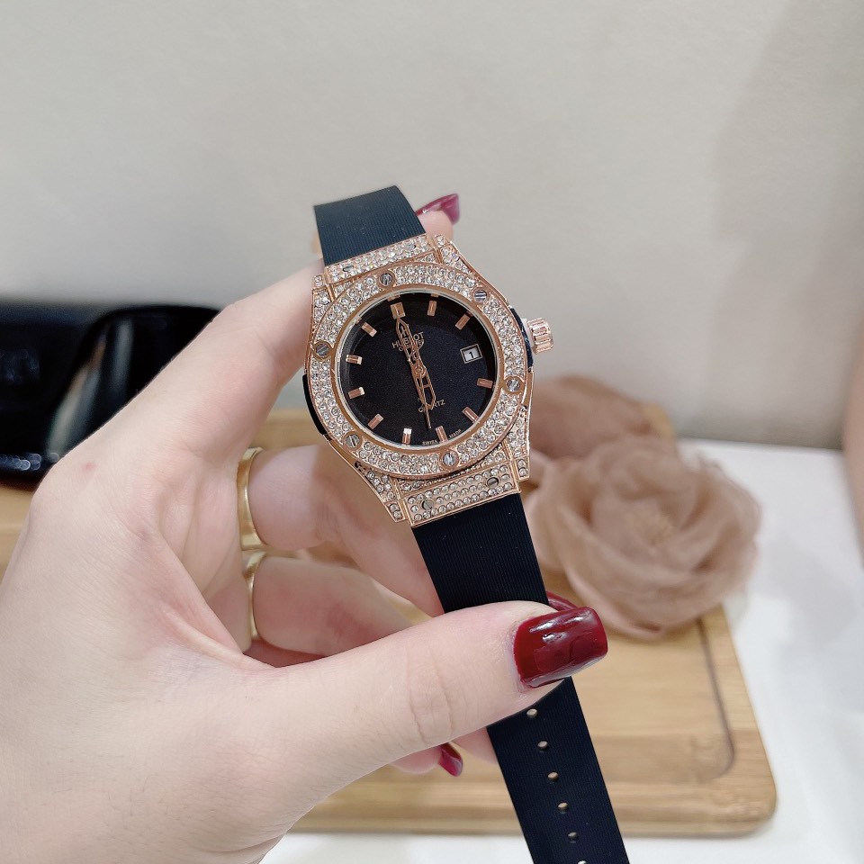 Đồng hồ nữ Hublot mặt tròn đính viền đá dây cao su thơm vani cao cấp DHN601 | BigBuy360 - bigbuy360.vn