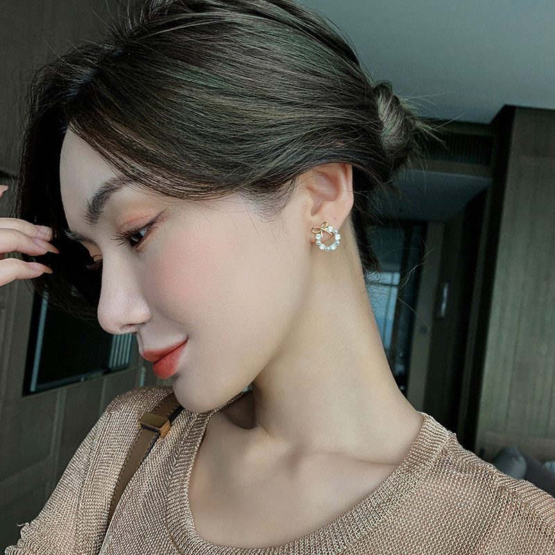 Bông tai nữ hình vòng hoa đính hạt ngọc trai phong cách Hàn Quốc mới