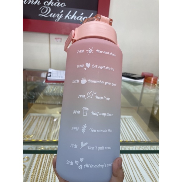 Bình đựng nước 2L có ống hút, vạch chia nhắc giờ uống nước, hình dán dễ thương, nhiều màu, siêu đẹp, siêu nhẹ