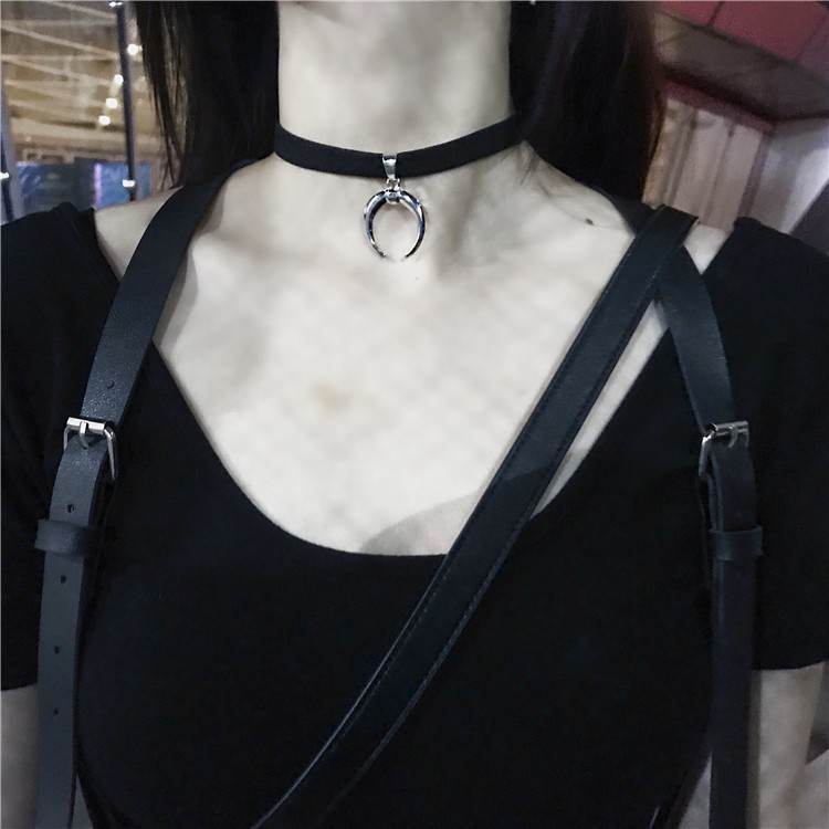 vòng cổ Mặt Trăng Khuyết