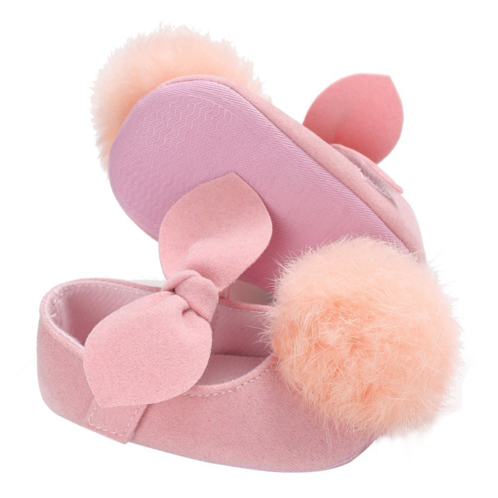 Giày da PU chống trượt đính quả bóng lông cho bé gái