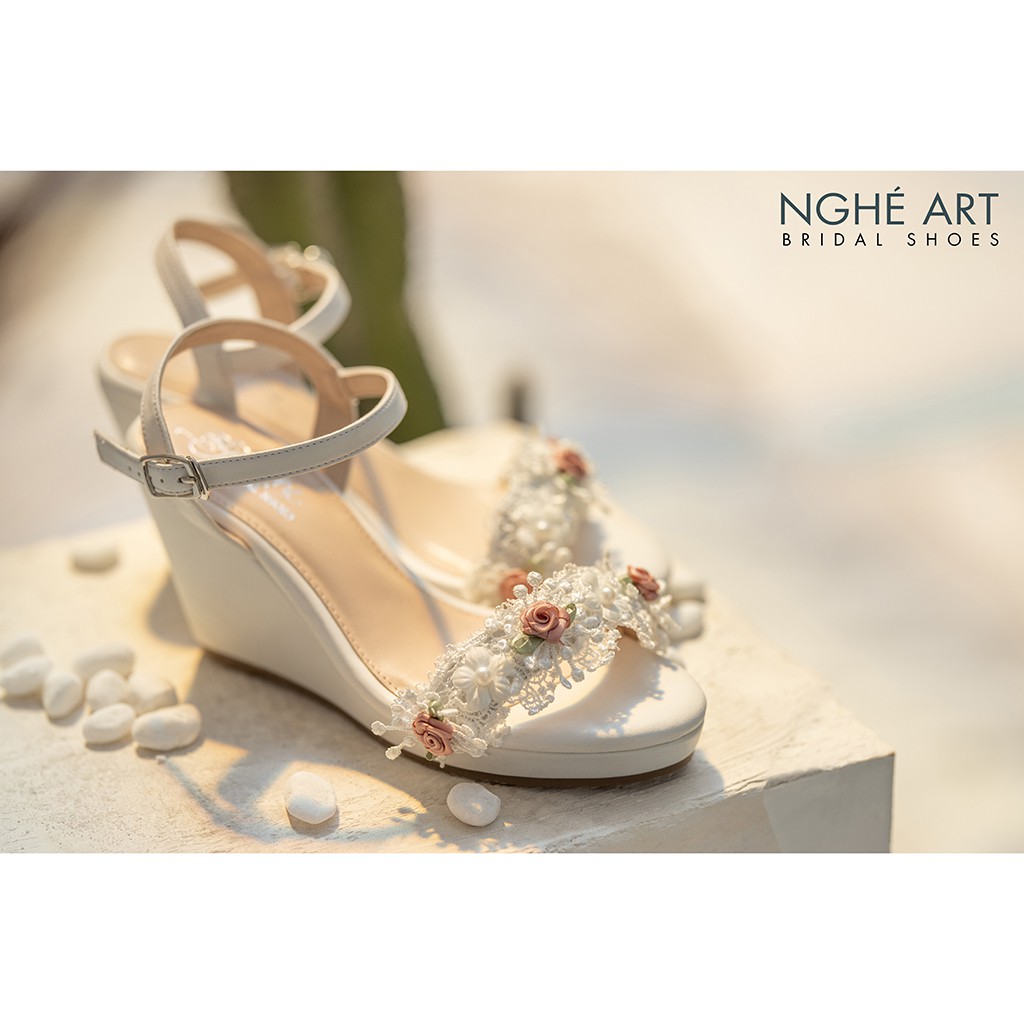 Giày cưới Nghé Art xuồng trắng hoa hồng 290