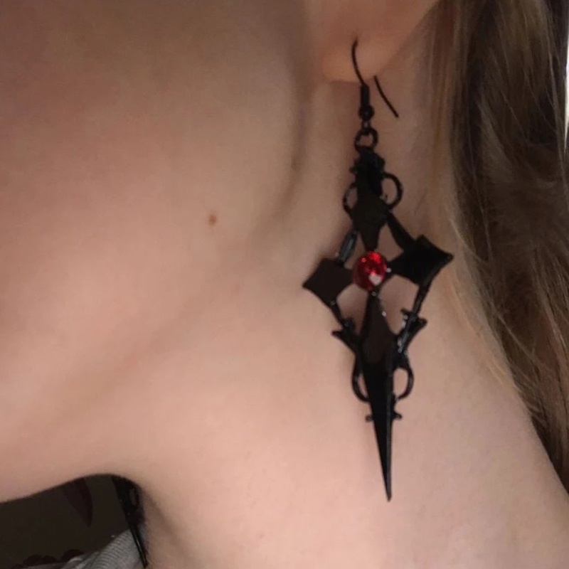 Khuyên tai hình thánh giá đính đá pha lê phong cách Gothic