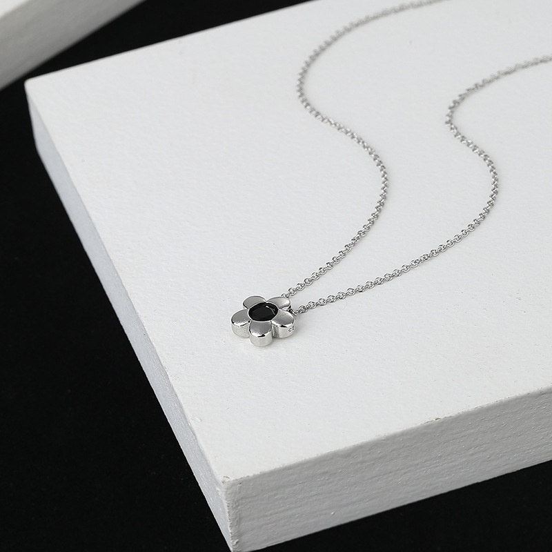 Dây chuyền Haimeikang mặt hình hoa nhỏ màu đen đính kim cương đơn giản dễ phối đồ cho nữ
