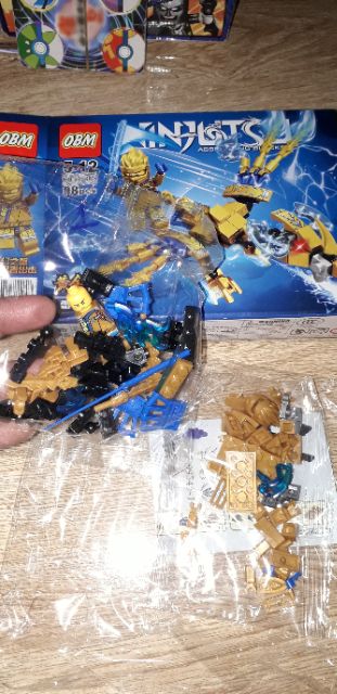 Lắp ráp 1 hộp LegoNinjutsu Rồng 99545 có nhiều chi tiết