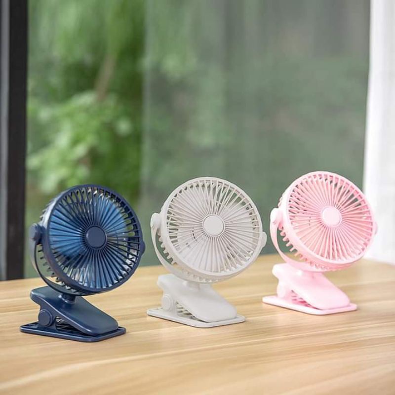 Quạt tích điện phun sương mini cầm tay có đế kẹp bàn  tiện lợi
