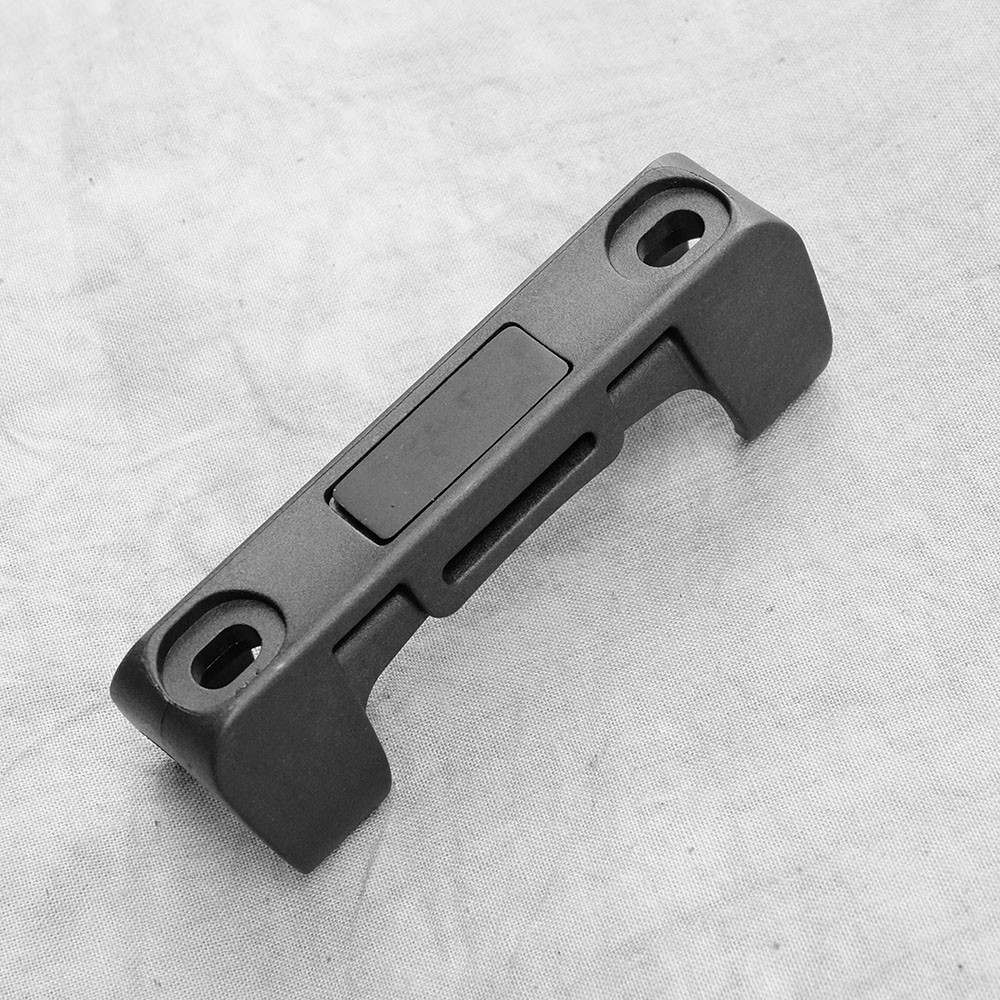 Pát gắn ống bơm vào sườn xe đạp