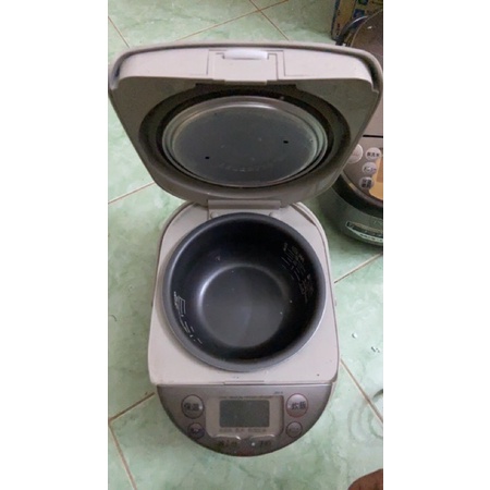 Nồi cơm điện 0.5 lít IH Tiger JKI-A ,