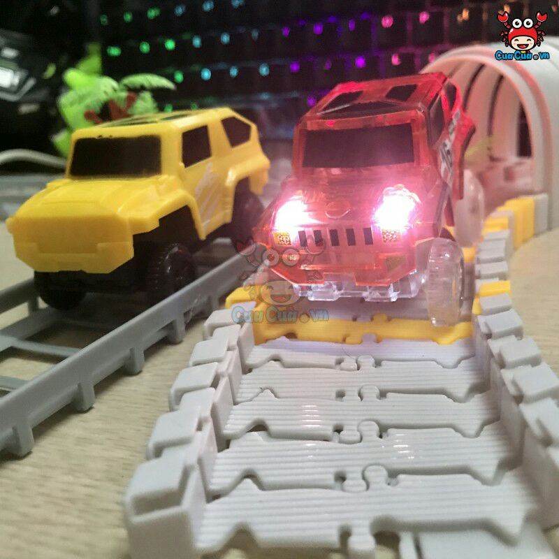 1 XE Ô TÔ (MÀU ĐỎ) CHẠY PIN CÓ ĐÈN LED TRƯỚC-SAU CHẠY TRÊN ĐƯỜNG RAY
