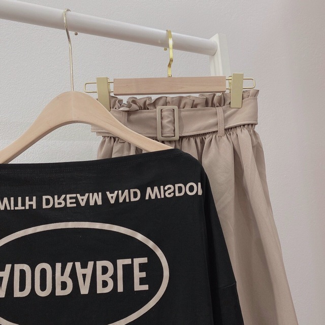 Set áo thun đen chữ bẹt vai + chân váy midi nude bèo kèm belt