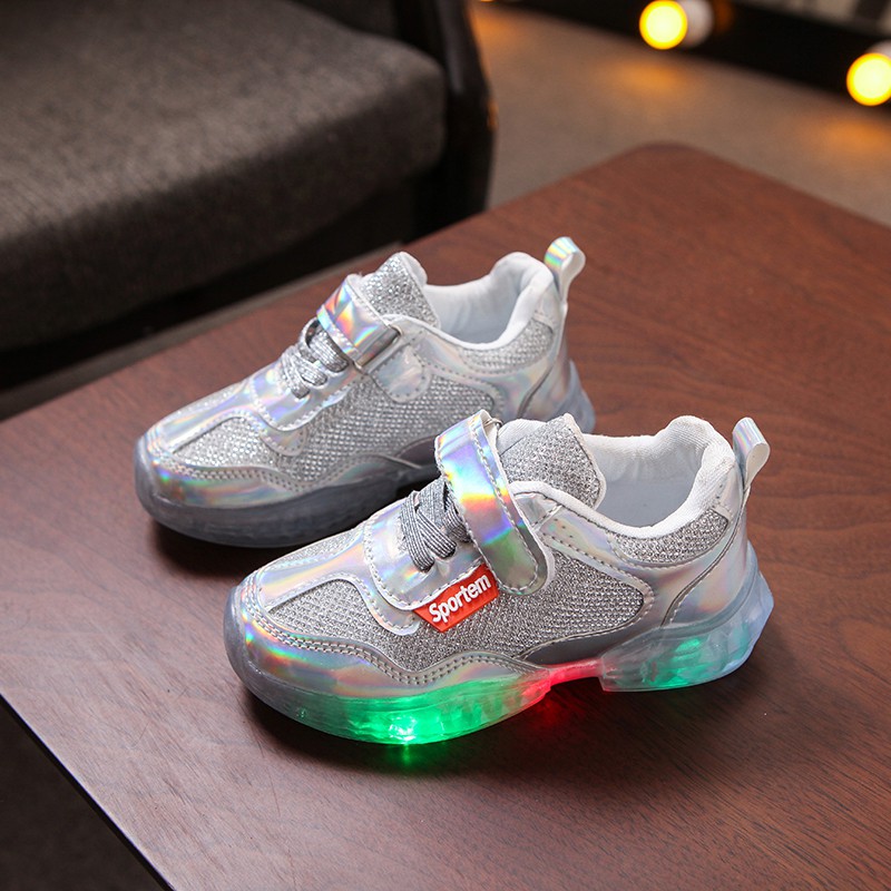 Giày thể thao đế mềm chống trượt có đèn LED cho bé tập đi