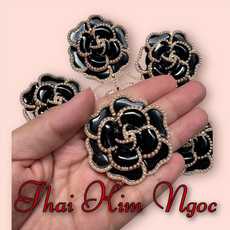 Tag hoa cài áo viền hạt siêu sang