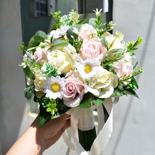 BÓ HOA CƯỚI CÔ DÂU CẦM TAY HOA HỒNG SÁP HỒNG PHẤN, KEM PASTEL ĐIỂM LÁ, CÚC HỌA MI. TẶNG KÈM HOA CÀI ÁO CHÚ RỂ