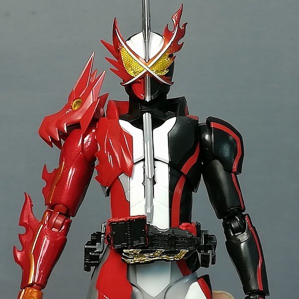 Mô hình SHF Kamen Rider Blades Lion Senki và kamen rider Saber Brave Dragon S.H.Figuarts Chính Hãng Bandai