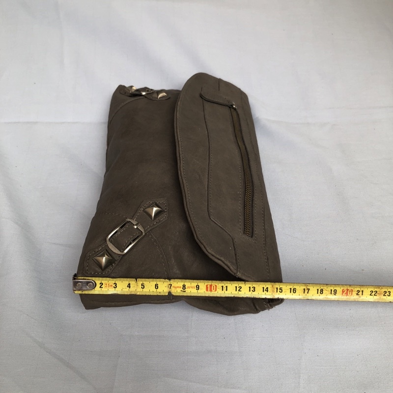 Túi chuẩn si. Túi qua sử dụng. Khách vui lòng xem hình nếu muốn biết thêm thông tin sản phẩm mời khách vô chat . Thanks.